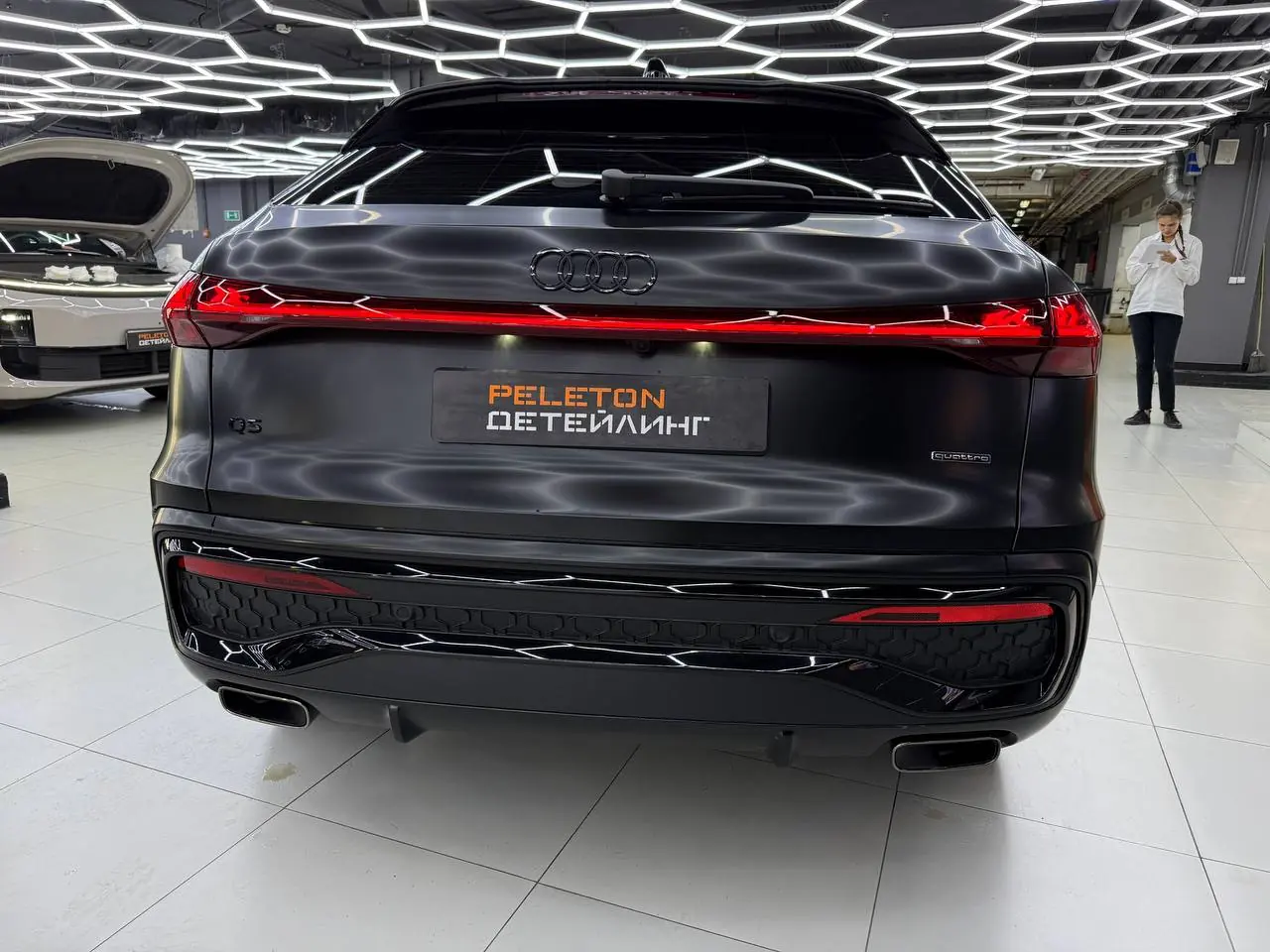 Оклейка Audi Q5 в сатиновую полиуретановую пленку 200 мкм: шелковый финиш и надежная защита
